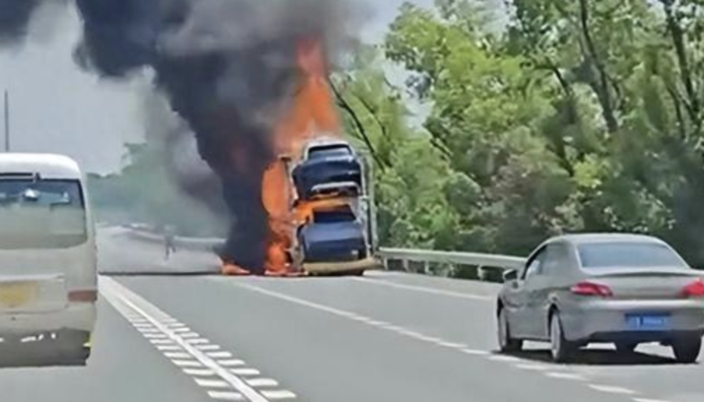 赛力斯汽车回应“问界新车高速路上起火”：卡车起火导致装载的商品车受损