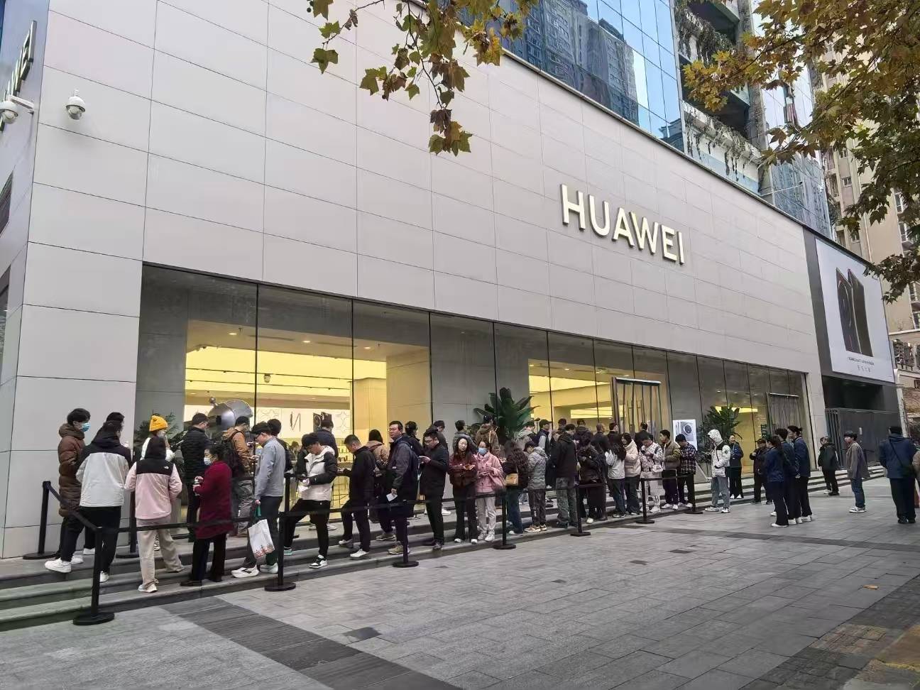 Mate 70系列首销！官网售罄、门店大排长龙