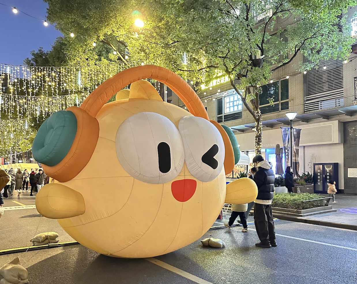 闲鱼把夜市搬到线上，“盯上”年轻人夜生活