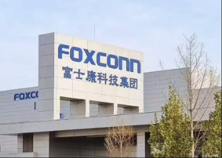 郑州富士康求职者排起几百米长队：3个月就能赚2万多
