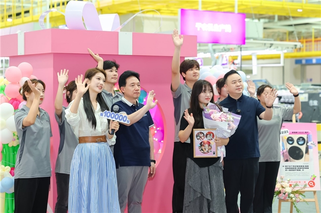 现场交付！Leader向第10万个用户交付三筒洗衣机