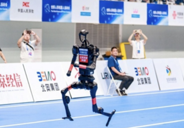 人形机器人“跑”向实用，2025电博会成最佳T台！