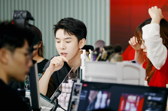 货不对板？ 李佳琦被指双11清库存，“所有女生”又失望了