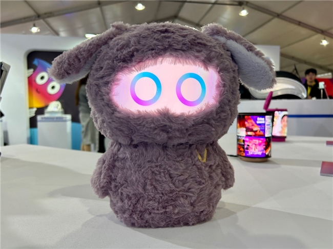 会“弯腰”的大屏来了，维信诺联合康宁定义车载显示新范式